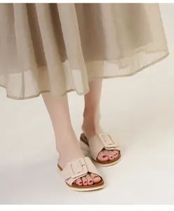 Detalle de sandalias de cuña beige con hebilla cuadrada grande en tira ancha