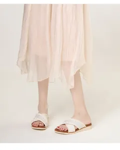 Detail van boho-sandalen met sleehak, borduursels en strassteentjes op kruisbanden
