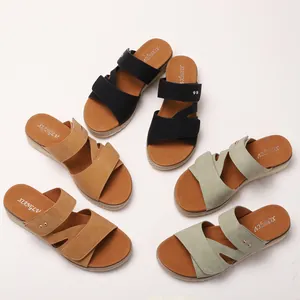 Sandales bohèmes compensées à brides croisées et clous en noir, marron et vert