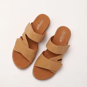 Sandales plates minimalistes en cuir fauve avec rivets dorés et doubles brides larges
