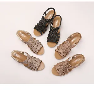 Détail de sandales bohèmes avec ornements en strass et design tissé ajouré élégant
