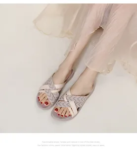 Detail der Kreuzgurte mit geometrischen Mustern auf lila Keilsandalen für Damen
