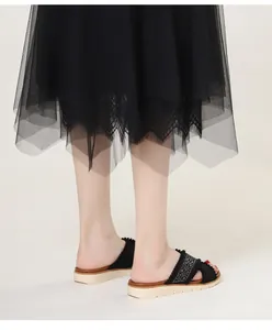 Detail van bohemien wedge slippers met strass kruisbanden en geborduurde accenten