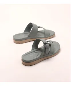Dettaglio di sandali con zeppa blu-grigio con suola morbida e cinturini in pelle
