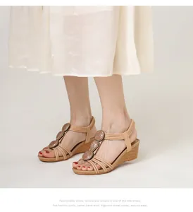 Dettaglio di sandali con zeppa boho con perline e cinturino elastico posteriore