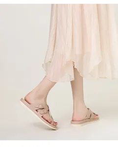 Gros plan de tongs beige à plateforme avec boucle en T pour tenues d'été élégantes