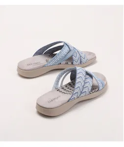 Detail von Damen-Sandalen mit blau gestreiften Riemen und weichem, rutschfestem Fußbett