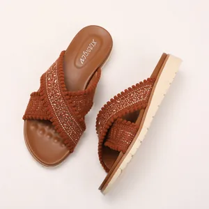 Boho sandalen met sleehak met bruine gehaakte kruisbandjes en pompon pailletten details