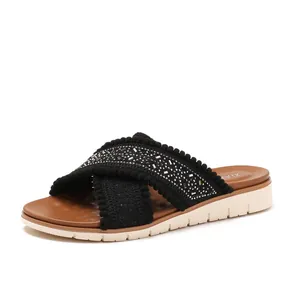 Zwarte dames sleehak sandalen met strasbandjes en pluche details in etnische stijl