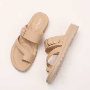 Infradito con zeppa beige comode con suole morbide e fibbie decorative da donna