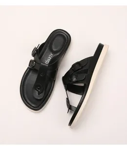 Détails de sandales noires à bride en T avec boucles et semelle compensée souple