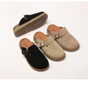 Detailansicht der Wildleder-Kork-Mules in Schwarz, Khaki und Beige mit Gummisohlen