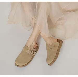 Nahaufnahme der Wildleder-Mules mit Metallschnalle und rutschfester Gummisohle für Damen