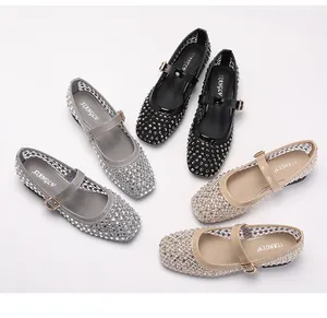 Detailansicht der Mary Jane Mesh-Flachschuhe mit Strassbesatz in Schwarz, Grau und Beige