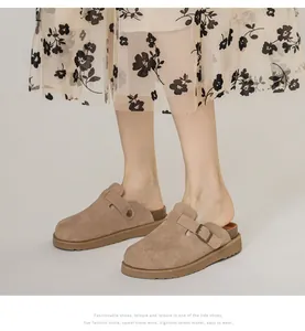 Detailaufnahme der kamelfarbenen Wildleder-Clogs mit Schnalle und dicker Korksohle