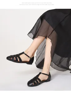 Vue détaillée des sandales romaines noires avec boucle en T et design ajouré élégant