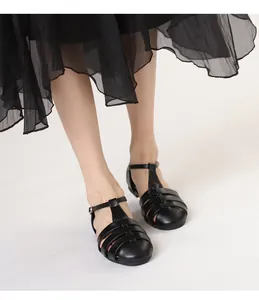 Détail de sandales pêcheur en cuir tressé noir avec boucle en T et finition en cuir mat