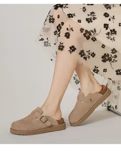 Detail der dunkelbraunen Wildleder-Clogs mit Kork-Zwischensohle und Gummilaufsohle