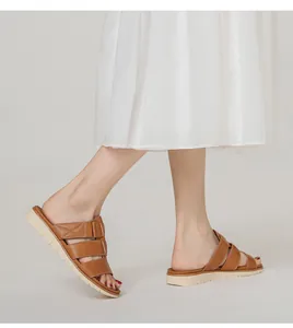 Vue latérale de sandales plateforme marron à trois brides pour femmes avec semelle blanche