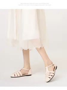 Vue détaillée de sandales pêcheur beige avec dessus tressé et bride en T à boucle