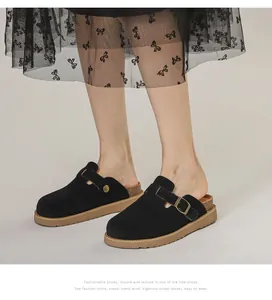 Tragefoto der schwarzen Wildleder-Mules im Birkenstock-Stil mit Korksohle und Schnalle