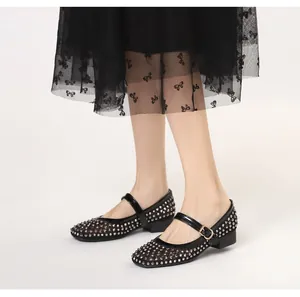 Tragefoto der schwarzen Mary Jane Ballerinas mit Silbernieten und atmungsaktivem Mesh