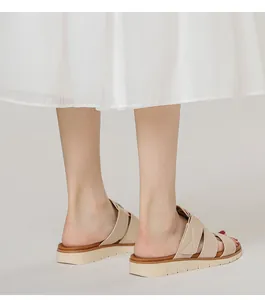 Détail des sandales à plateforme beiges avec brides croisées et finitions de couture chic