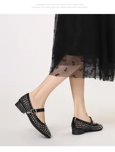 Detail von atmungsaktiven Mesh-Mary-Janes mit funkelnden Strassnieten an den Füßen