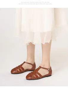 Détail de sandales romaines en cuir tressé marron avec boucle en T pour l'été