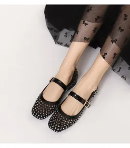 Detail von atmungsaktiven Mesh-Mary-Jane-Flachschuhen mit silbernen Nieten und Lack