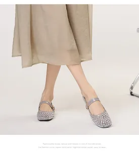 Detailansicht grauer Mesh-Mary-Jane-Ballerinas mit Strasssteinen und verstellbarem Riemen