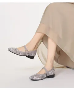 Detailansicht der Mesh Mary Jane Ballerinas mit Strasssteinen und Riemchen