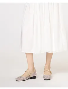 Detail von beigen Mary Jane Schuhen mit Strass, Netzoptik, Lederriemen und Blockabsatz