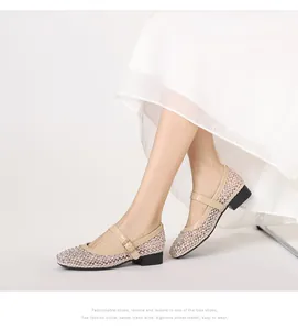 Nahaufnahme beiger Mesh Mary Jane Schuhe mit Strassverzierung und Riemchen-Detail