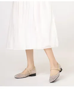 Detail von Strass-Mesh-Mary Jane Schuhen mit niedrigem Blockabsatz und elegantem Riemen