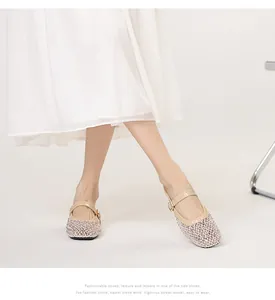 Gros plan de mules beiges avec strass argentés et bride à boucle dorée ajustable