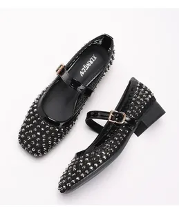 Detailansicht der atmungsaktiven schwarzen Mesh-Mary-Janes mit glitzernden Strasssteinen
