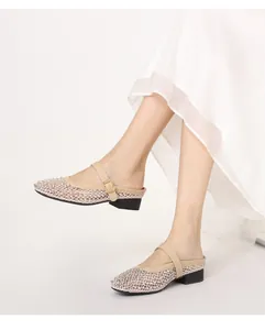 Détail de mules en maille beige avec strass, bride Mary Jane et petit talon bloc
