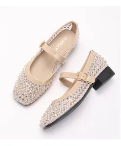 Detailansicht der beigen Mesh-Mary-Jane-Schuhe mit funkelnden Champagner-Strasssteinen