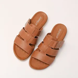 Sandales de plage compensées en similicuir marron avec brides tressées et coutures