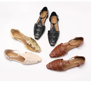 Platte gevlochten T-strap sandalen getoond in zwart, goud, beige en bruine kleuren
