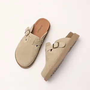 Retro Damen-Clogs aus khakifarbenem Wildleder mit Korksohle und verstellbarer Schnalle