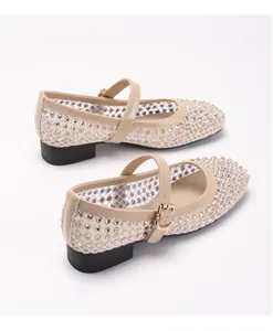Seitenansicht von mit Strasssteinen besetzten Mesh-Ballerinas mit Riemen und Schnalle