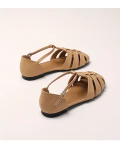 Détails des sandales cage beige avec lanières en cuir tressé et boucle réglable