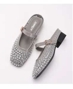 Détail macro de chaussures Mary Jane en maille grise respirante avec strass