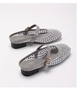 Détail de ballerines grises en mesh avec ornements en strass brillants et bride à boucle réglable