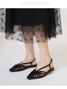 Detail van zwarte gevlochten slingback-sandalen met vierkante neus en mesh rok