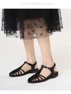 Detailansicht der geflochtenen Cage-Sandalen mit verstellbarem T-Riemen-Schnallenverschluss