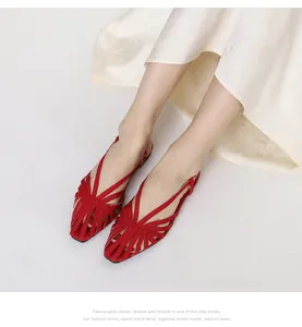 Detail van rode geweven sandalen met zachte suède textuur en slingback-ontwerp