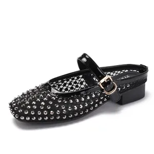 Mules en maille noire avec clous argentés et bout pointu avec bride réglable et petit talon